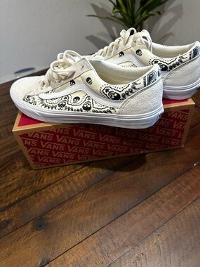 Vans Skull Bandana White Black Suede Low-Top Sneakers